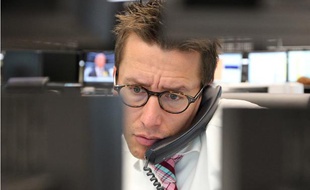 Un trader observe les cours sur son ordinateur à Francfort en Allemagne le 8 août 2011.