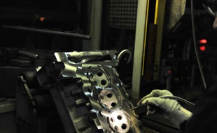 Une ouvrière dans une fonderie de l'équipementier automobile français Montupet, le 19 janvier 2012 à Ingrandes près de Châtellerault