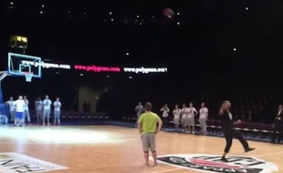 Tony Parker réussit un panier de dos le 21 septembre 2014 à Montpellier.