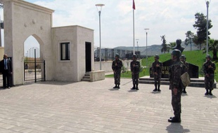 Des soldats turcs gardent l'entrée du mémorial de Souleïmane Shah, le grand-père du fondateur de l'empire ottoman.