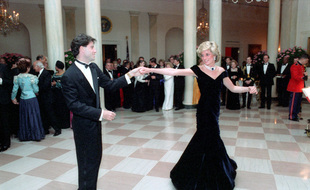 L'acteur John Travolta et la princesse Diana pendant leur célèbre danse à la Maison Blanche en 1985