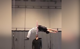 Un backflip à travers un cerceau.