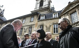 La ministre française de la Culture Fleur Pellerin (c) écoute le 3 avril 2015 les explications de l'architecte en chef des Monuments historique Didier Repellin (g) durant sa visite du Grand Hôtel-Dieu de Lyon avant le début des travaux de rénovation