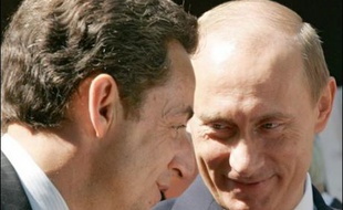 Nicolas Sarkozy a achevé vendredi un marathon diplomatique de trois jours au G8 où il a tenté de s'imposer comme un acteur dynamique et de poids sur la scène internationale.