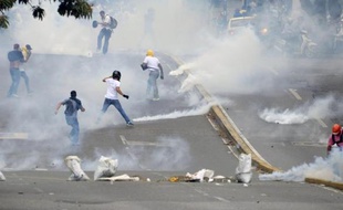 La justice vénézuélienne a ordonné jeudi l'arrestation d'un deuxième opposant au président Nicolas Maduro, confronté depuis trois semaines à la plus importante vague de contestation depuis son élection de justesse en avril.