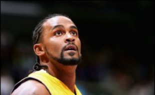 L'heure de vérité approche pour Johan Petro et Ronny Turiaf, en balance pour le dernier poste de pivot en équipe de France: à la fin de la semaine, l'un d'eux devra sans doute dire adieu au Mondial-2006 de basket-ball.