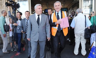 Guillaume Pépy, président de la SNCF et Frédéric Cuvillier, ministre des Transports ont observé une minute de silence après le drame ferroviaire de Brétigny-sur-Orne.