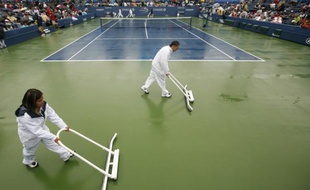Quand il pleut à l'US Open, on chasse l'eau des courts au lieu de jouer au tennis. Le 11 septembre 2009.
