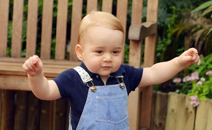 La quatrième photo officielle du Prince George, prise le 2 juillet 2014, au musée d'histoire naturelle de Londres.