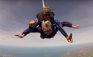 Une grand-mère de 92 ans a sauté en parachute au-dessus de la Bretagne.