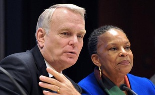 Le Premier ministre, Jean-Marc Ayrault, et la ministre de la Justice, Christiane Taubira, ont reçu vendredi à Bordeaux des roses de membres d'associations gays et lesbiennes, la ministre revenant en souriant sur "l'épreuve physique" qu'a été le débat parlementaire sur le mariage des homosexuels.