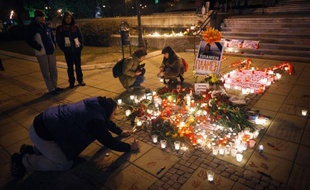 Une centaine de bougies allumées et des monceaux de fleurs barrent l'entrée de la mairie de Varna, dans l'est de la Bulgarie, à la mémoire de Plamen Goranov, 36 ans, dont la mort à la suite d'une immolation par le feu en a fait le symbole des protestations contre la corruption des élites politiques.
