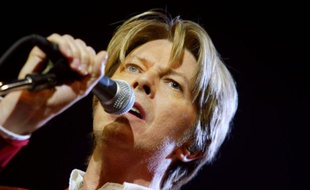 Le chanteur britannique David Bowie se produit, le 24 septembre 2002, sur la scène du Zénith à Paris.
