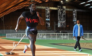 Le triple-sauteur français Teddy Tamgho sous les yeux de son nouvel entraîneur Ivan Pedroso, le lundi 10 janvier à l'Insep.