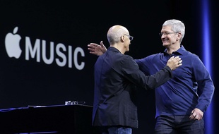 Tim Cook et Jimmy Iovine présente le service de streaming Apple Music, le 8 juin 2015.