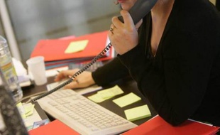 Des entreprises mettent en place le dispositif d'alerte professionnelle pour que les employés dénoncent des fraudes éventuelles.