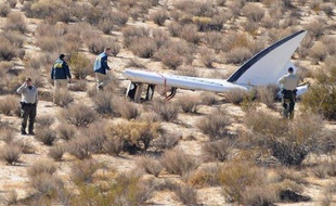 Des membres du Bureau national de la sécurité dans les transports (NTSB) autour de la queue du vaisseau SpaceShipTwo de Virgin Galactic qui s'est écrasé dans le désert californien, le 1er novembre 2014 près de Cantil