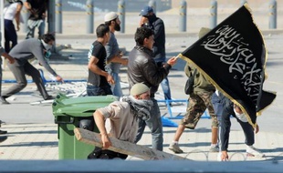 A Tunis, deux manifestants ont été tués par balle et 40 autres personnes ont été blessées, dont vingt policiers, au cours d'affrontements très violents aux abords de l'ambassade américaine, a indiqué un porte-parole du ministère de la Santé.