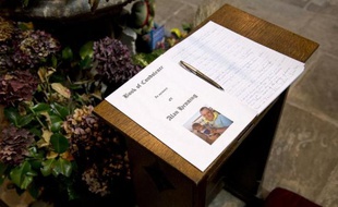 Un livre de condoléances lors d'une cérémonie à la mémoire d'Alan Henning, l'otage britannique assassiné par les jihadistes du groupe Etat islamique, le 5 octobre 2014 à l'église d'Eccles, dans le nord-est de l'Angleterre