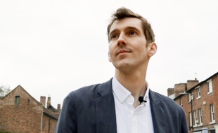 Le Britannique Tom Ciotkowski est bénévole auprès des migrants à Calais.