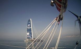 Les maxi-trimarans font une course en Méditerranée pour la première fois.