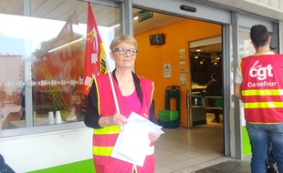Des manifestants devant un Carrefour menacé de fermeture