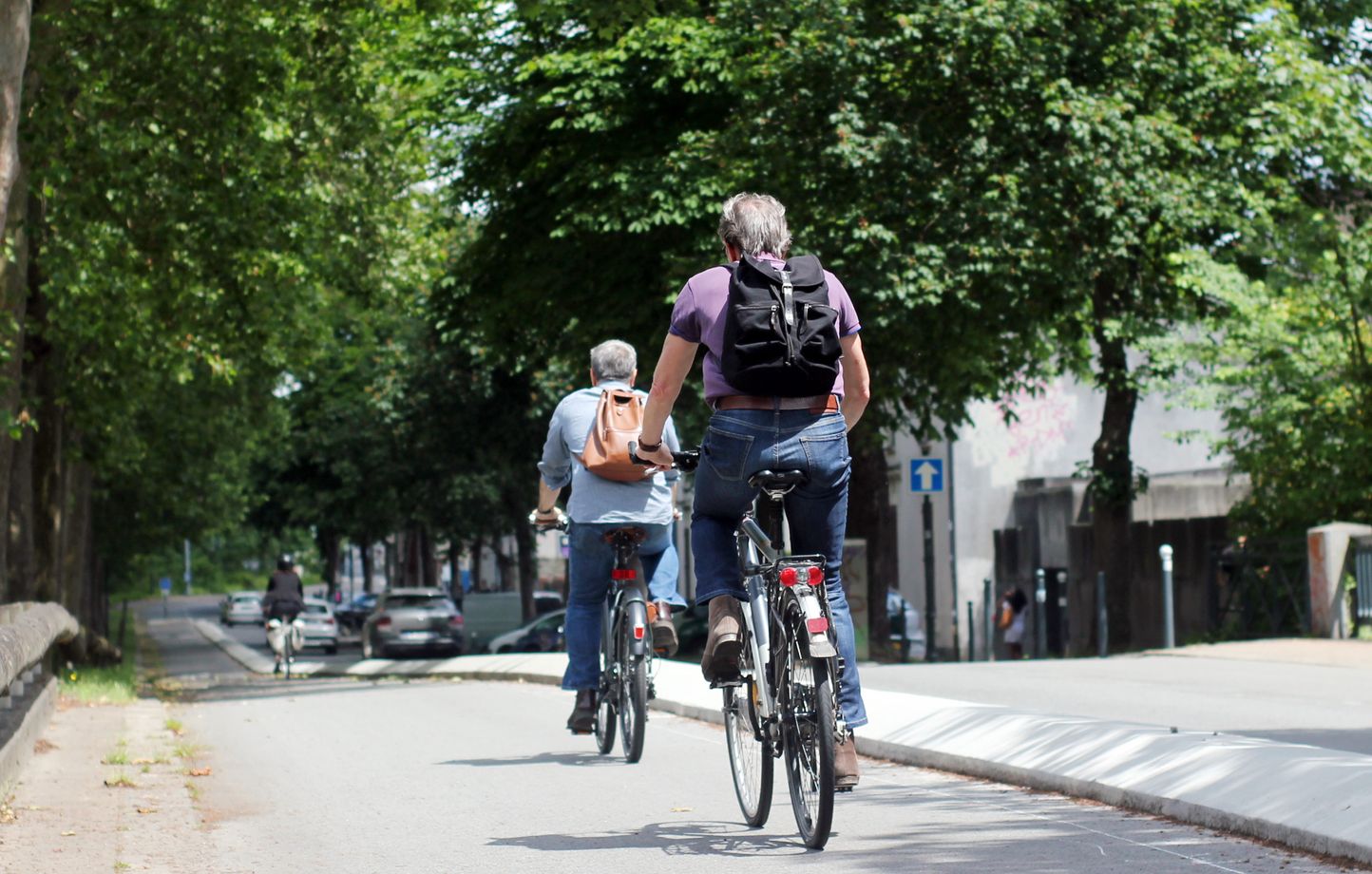 Illustration de cyclistes, circulant ici sur une piste cyclable boulevard de Chézy à Rennes.