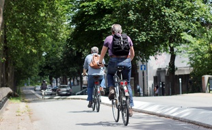 Illustration de cyclistes, circulant ici sur une piste cyclable boulevard de Chézy à Rennes.