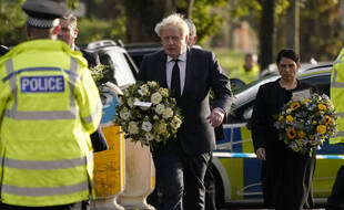 Le premier ministre britannique, Boris Johnson, au centre, et sa ministre de l'Intérieur, Priti Patel, à droite, à Leigh-on-Sea, où a été assassiné un député vendredi.