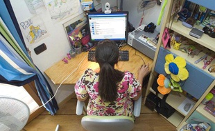 Une adolescente surfant sur Internet.