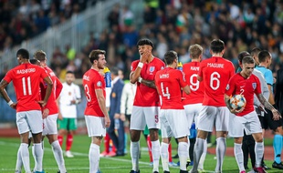 Les joueurs anglais en attente de la décision de l'arbitre d'interrompre ou non le match, quiest finalement allé au bout des 90 minutes.