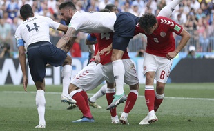 Giroud et Varane au duel lors de France-Danemark en Coupe du monde, le 26 juin 2018.
