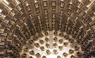 De premiers résultats dans l'étude des neutrinos, particules fondamentales de la matière, obtenus lors d'une expérience internationale à Chooz dans les Ardennes, pourraient aider ultérieurement à comprendre pourquoi l'univers est constitué de matière et non d'antimatière