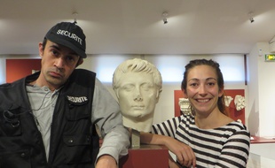 Une visite insolite avec un vigile et une femme de ménage experts en potins.