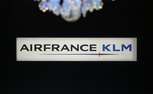 Le trafic passagers d'Air France-KLM a enregistré une baisse de 2% au mois d'octobre, a annoncé jeudi le groupe franco-néerlandais, qui invoque un recul du trafic affaires en France et les conséquences de l'ouragan Sandy aux Etats-Unis.