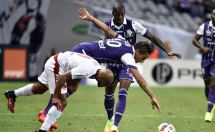 Le Bordelais Thomas Touré (à gauche) et le Toulousain Oscar Trejo à la lutte sur la pelouse très dégradée du Stadium de Toulouse, le 20 août 2016.