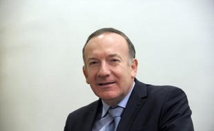 Le président du Groupe des fédérations industrielles (GFI), Pierre Gattaz, candidat à la présidence du Medef, a indiqué lundi qu'il fallait adapter sur le terrain les 35 heures, qui pénalisent, selon lui, les PME.