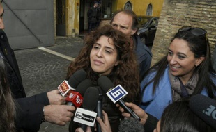 La consultante italienne Francesca Chaouqui (c), accusée avoir livré des documents confidentiels à des journalistes, parle aux journalistes, le 15 mars 2016 lors d'une suspension du procès Vatileaks