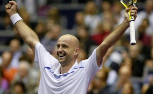 Ljubicic, vainqueur du tournoi de Lyon, le 1er novembre 2009.