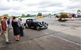 Des figurants en costume ont reconstitué hier le départ du général de Gaulle pour Londres, depuis la base aérienne 106 à Mérignac.