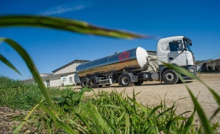 Le camion pour le ramassage quotidien du lait près de Périgné, dans les Deux-Sèvres, le 18 mars 2015