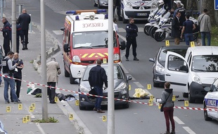 Policiers et pompiers sur les lieux où un policier a été gravement blessé à la tête, le 5 octobre 2015 à Saint-Ouen (Seine-Saint-Denis).