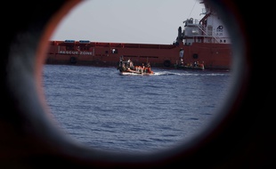 Illustration de migrants secourus dans le Méditerranée. 242 migrants d'Afrique subsaharienne ont été secourus par la marine marocaine alors qu'ils tentaient de rejoindre l'Espagne.