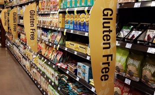 Une allée de produits sans gluten dans un supermarché aux Etats-Unis