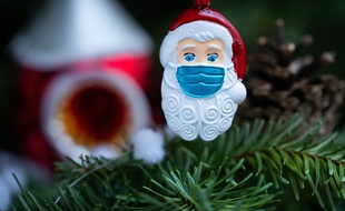 Un père Noël masqué. Illustration