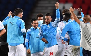 Les Marseillais fêtent la victoire au Parc des Princes face au PSG.