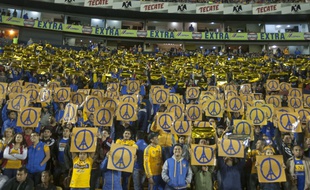 L'hommage du public de Tigres, au Mexique, aux victimes des attaques terroristes à Paris, avant la rencontre face à Cruz Azul le 21 novembre 2015.