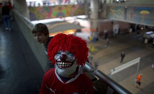 Un supporter de foot porte un masque de clown effrayant au Chili, le 23 juin 2014
