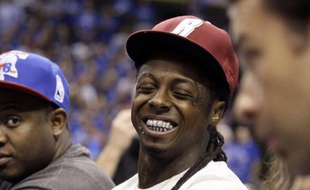 Entre deux séjours en prison, le rappeur Lil Wayne a pris l'air pour assister au match 5 entre Dallas et Miami. Smile.