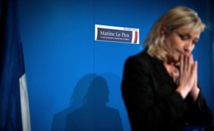 Plus d'une centaine d'étudiants et de militants anti-FN ont empêché mardi la venue à l'université de Paris-Dauphine de Marine Le Pen, qui a dénoncé des "milices de gauche" et demandé à toute la classe politique de condamner ces "procédés inadmissibles".